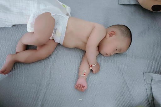 广西宝宝胳膊上起红疙瘩 广西宝宝胳膊上起红疙瘩